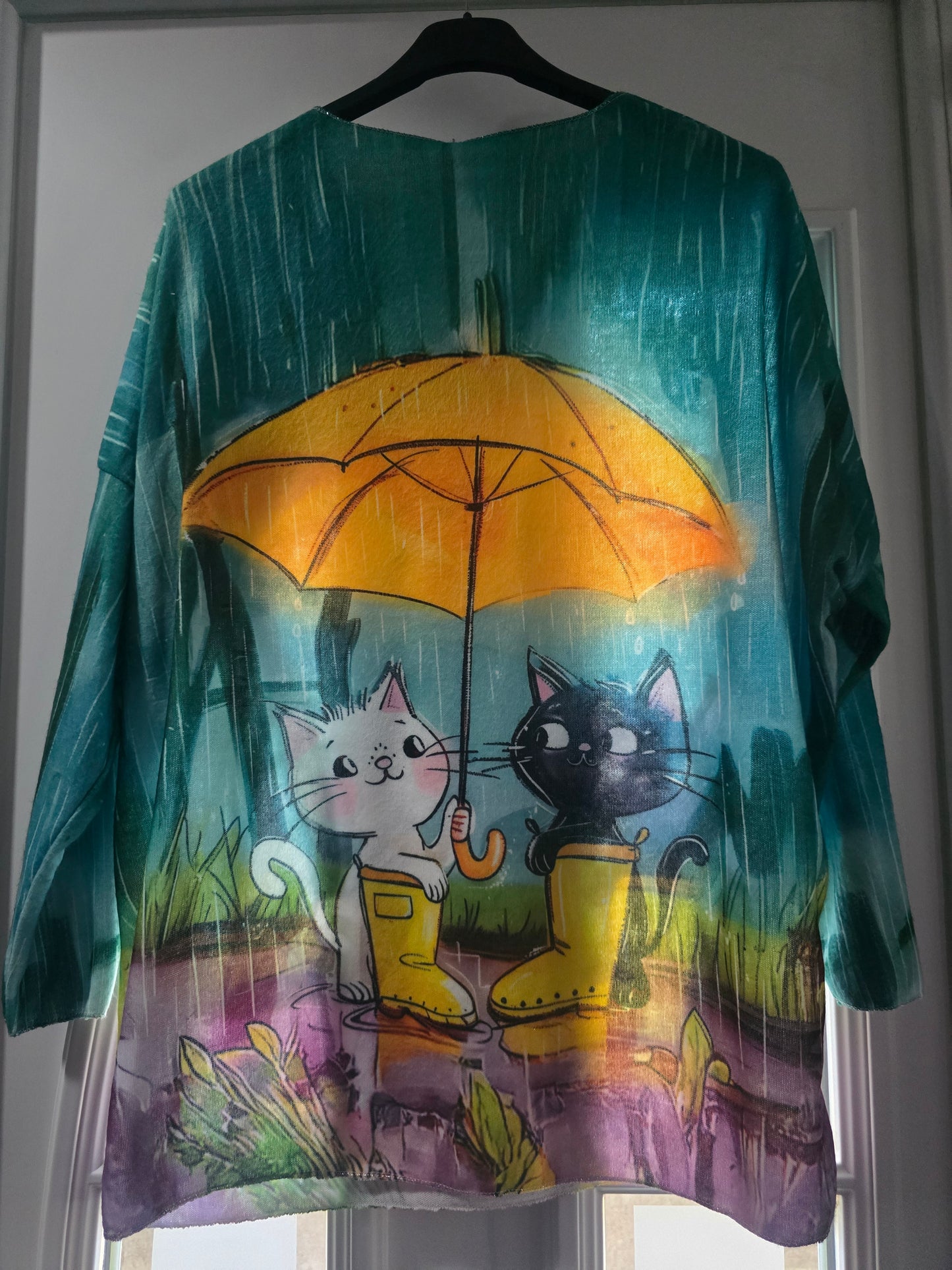 Pull chats sous la pluie